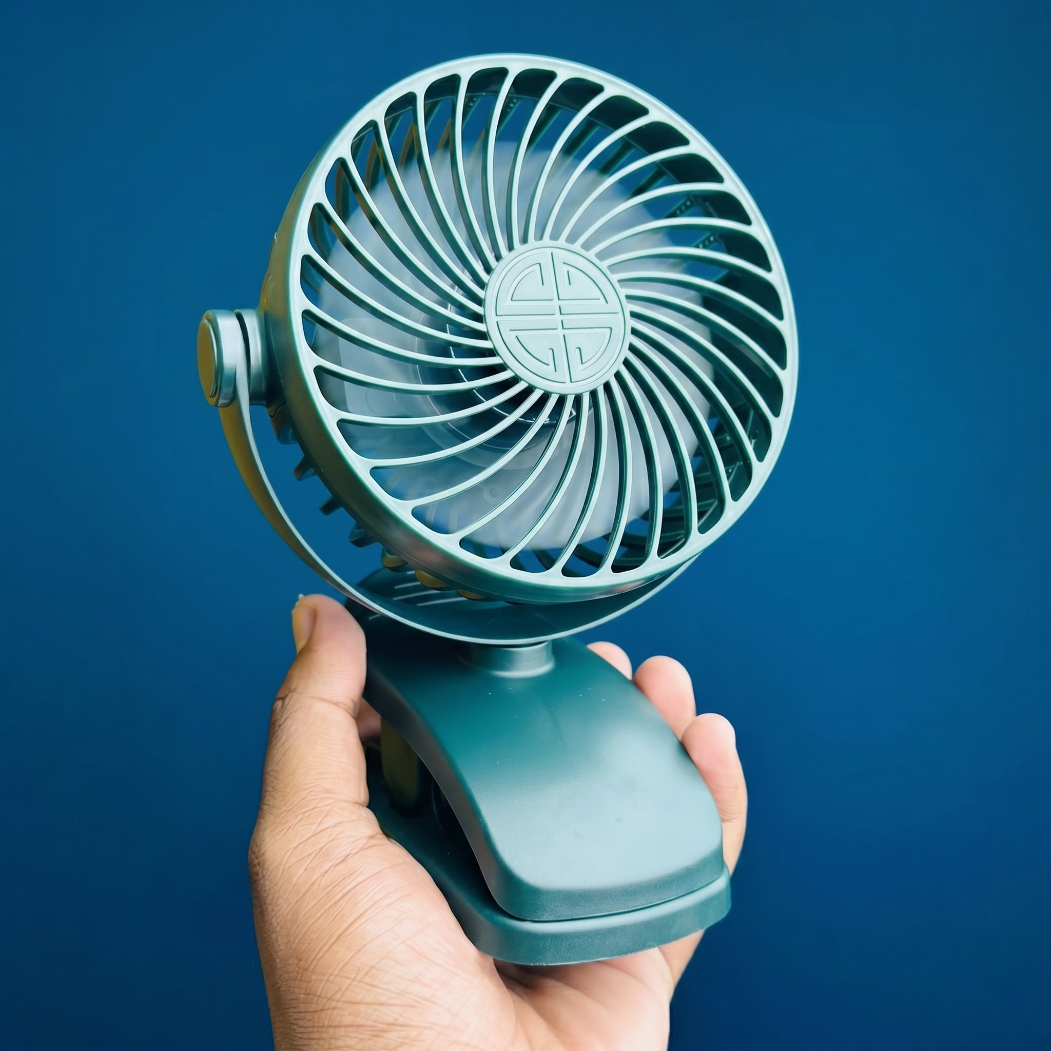 P8 USB Small Handheld Rechargeable Clip Fan (2400mAh Battery) - Green